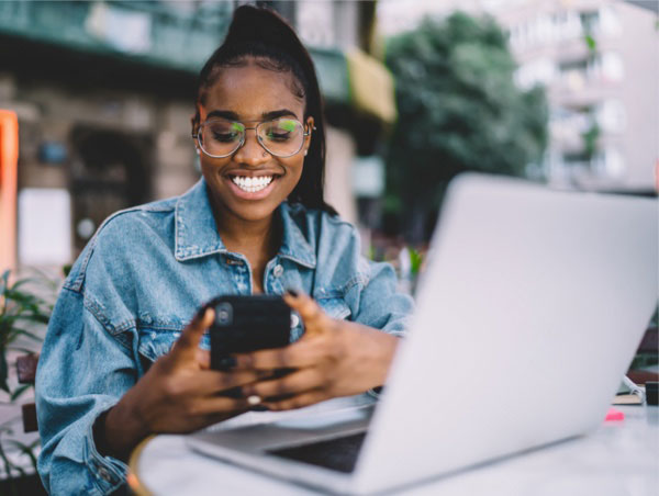 Kvinder bruger telefon