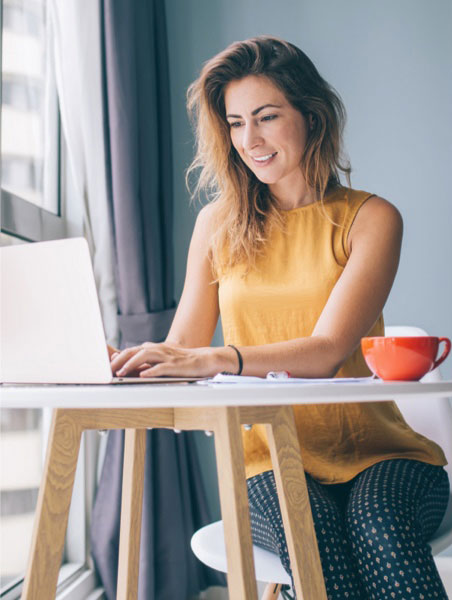 Kvinde bruger bærbar