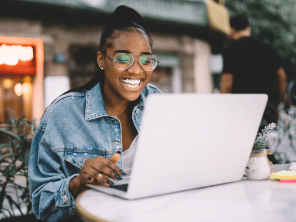 Personne utilisant un ordinateur portable